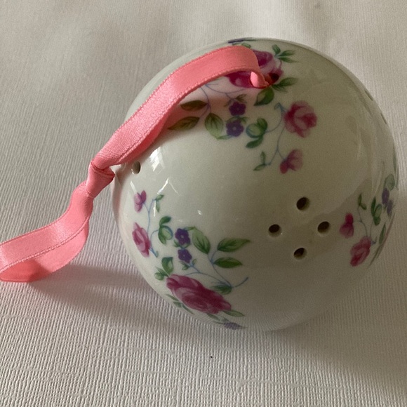 Andre Richard Japan Pomander White Ceramic Roses Sachet Potpourri - Picture 1 of 6